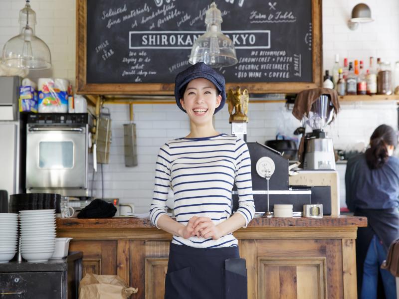 カフェの女性スタッフ