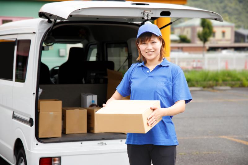 引っ越し作業員の女性