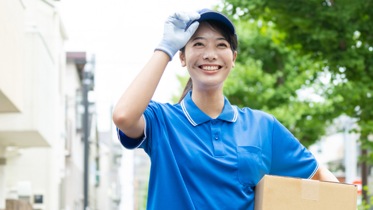 笑顔で作業する女性