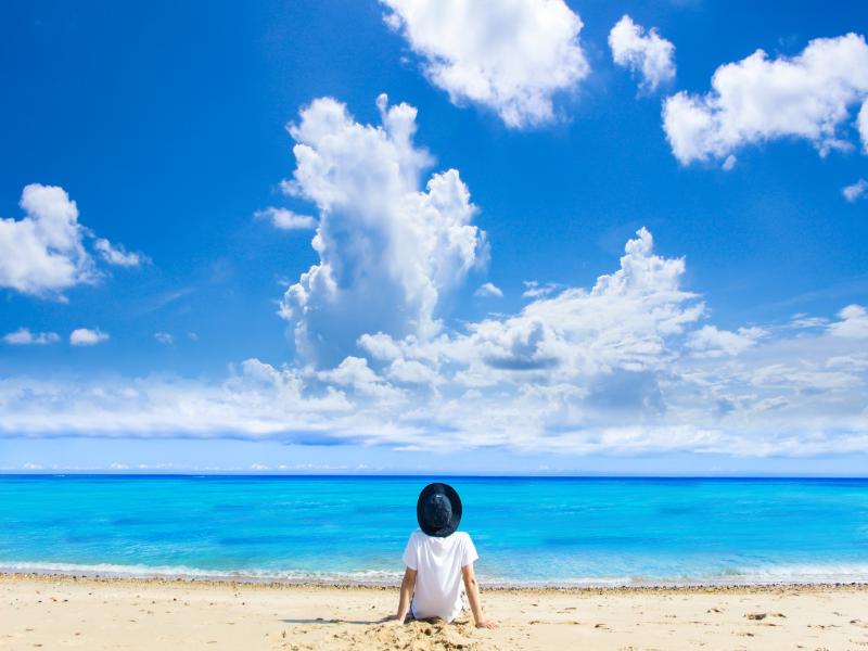 青い空と海を見る人